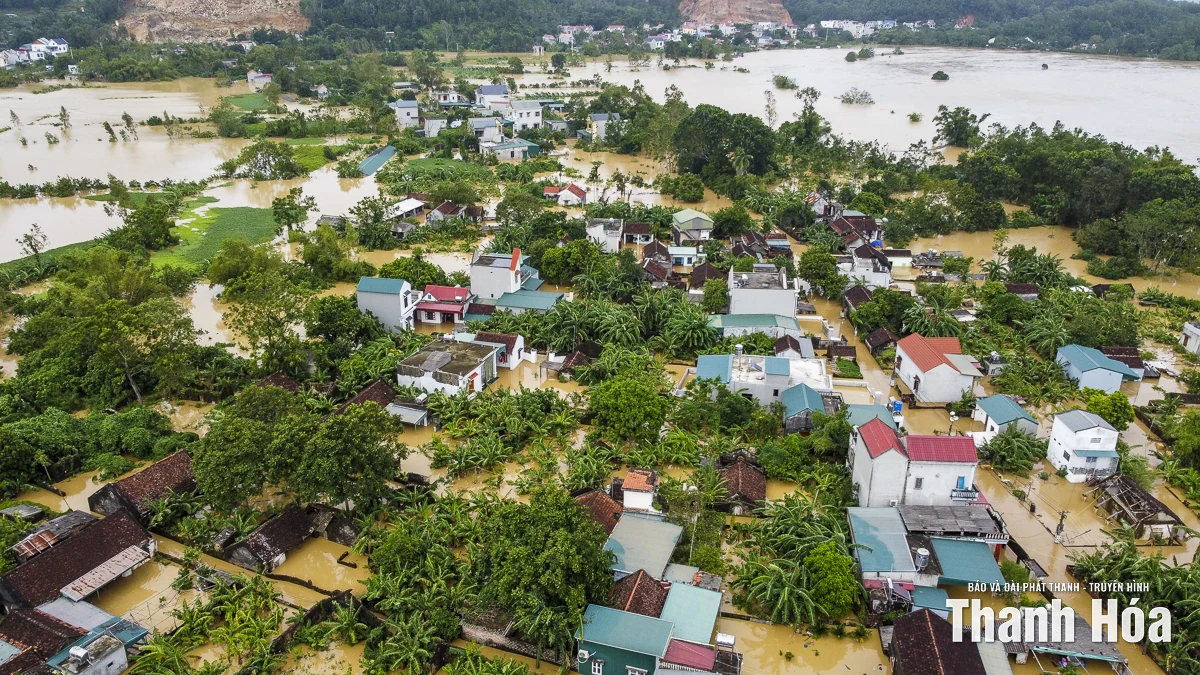 Lũ sông Lèn lên cao, nhiều thôn của xã Hà Trung ngập nặng
