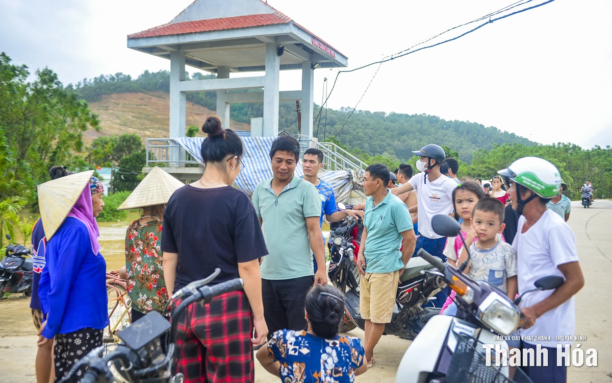 Lũ sông Lèn lên cao, nhiều thôn của xã Hà Trung ngập nặng