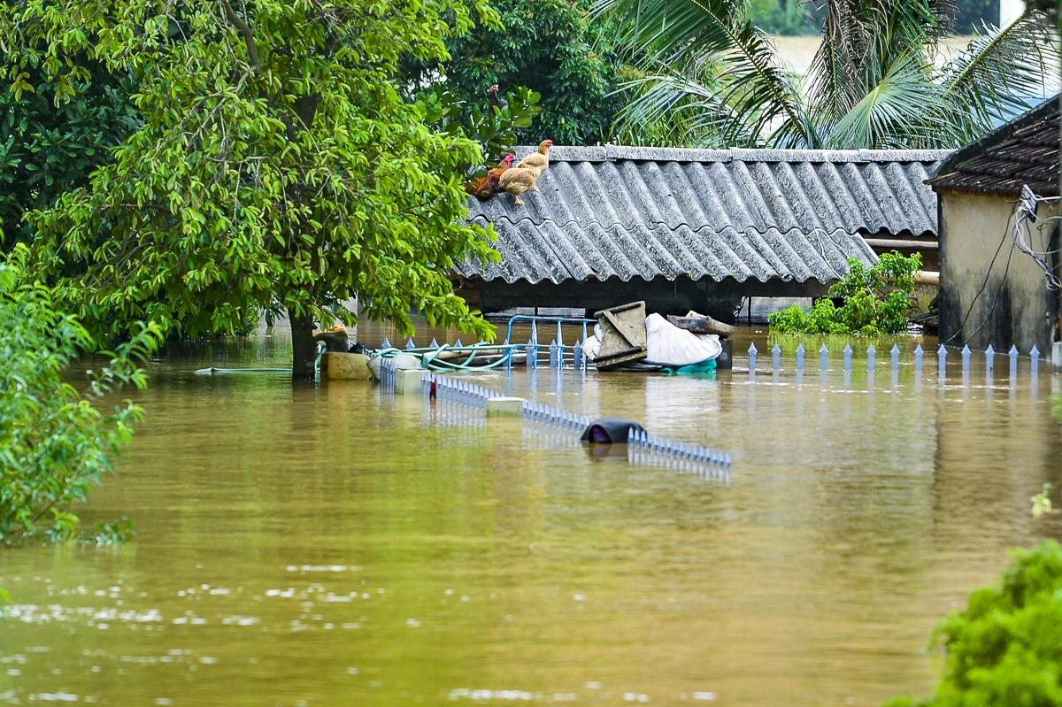 Lũ sông Lèn lên cao, nhiều thôn của xã Hà Trung ngập nặng