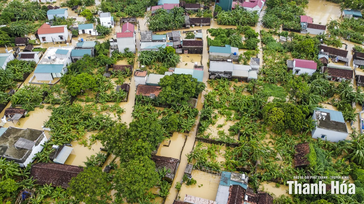 Lũ sông Lèn lên cao, nhiều thôn của xã Hà Trung ngập nặng