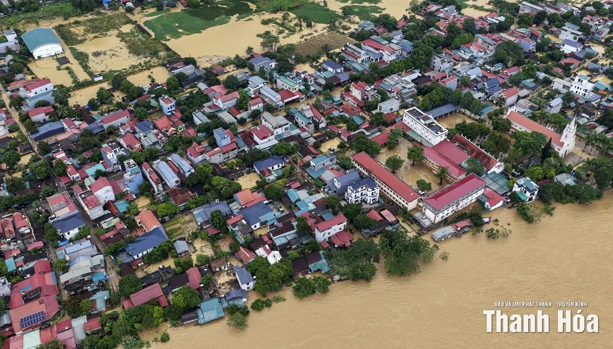 Người dân Phong Ý (Cẩm Thủy) dọn dẹp bùn đất sau lũ, nhanh chóng ổn định cuộc sống