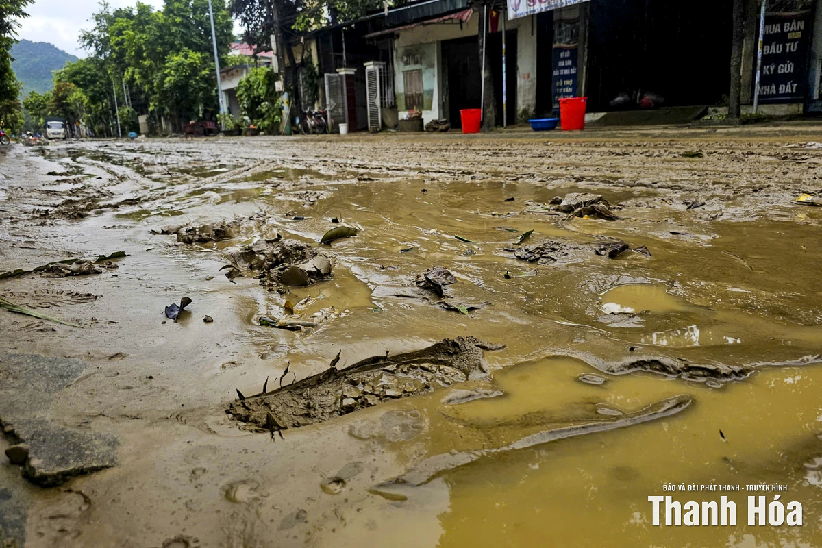 Người dân Phong Ý (Cẩm Thủy) dọn dẹp bùn đất sau lũ, nhanh chóng ổn định cuộc sống
