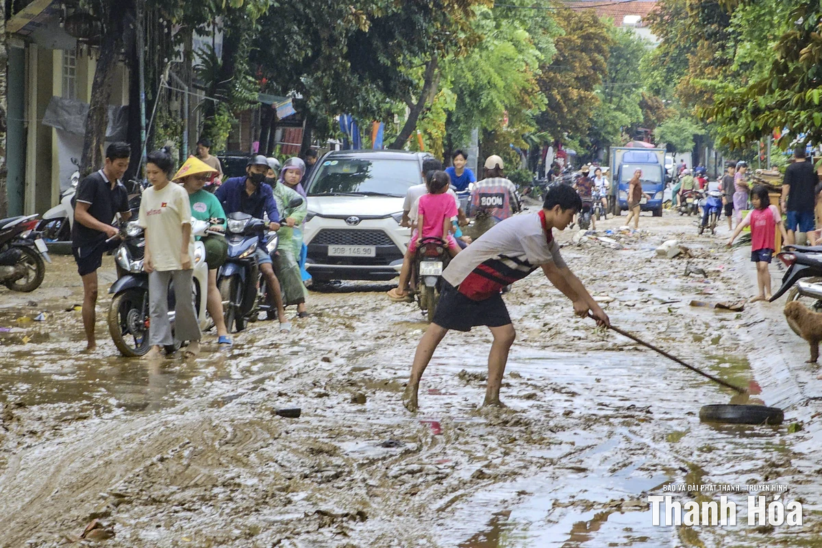 Người dân Phong Ý (Cẩm Thủy) dọn dẹp bùn đất sau lũ, nhanh chóng ổn định cuộc sống