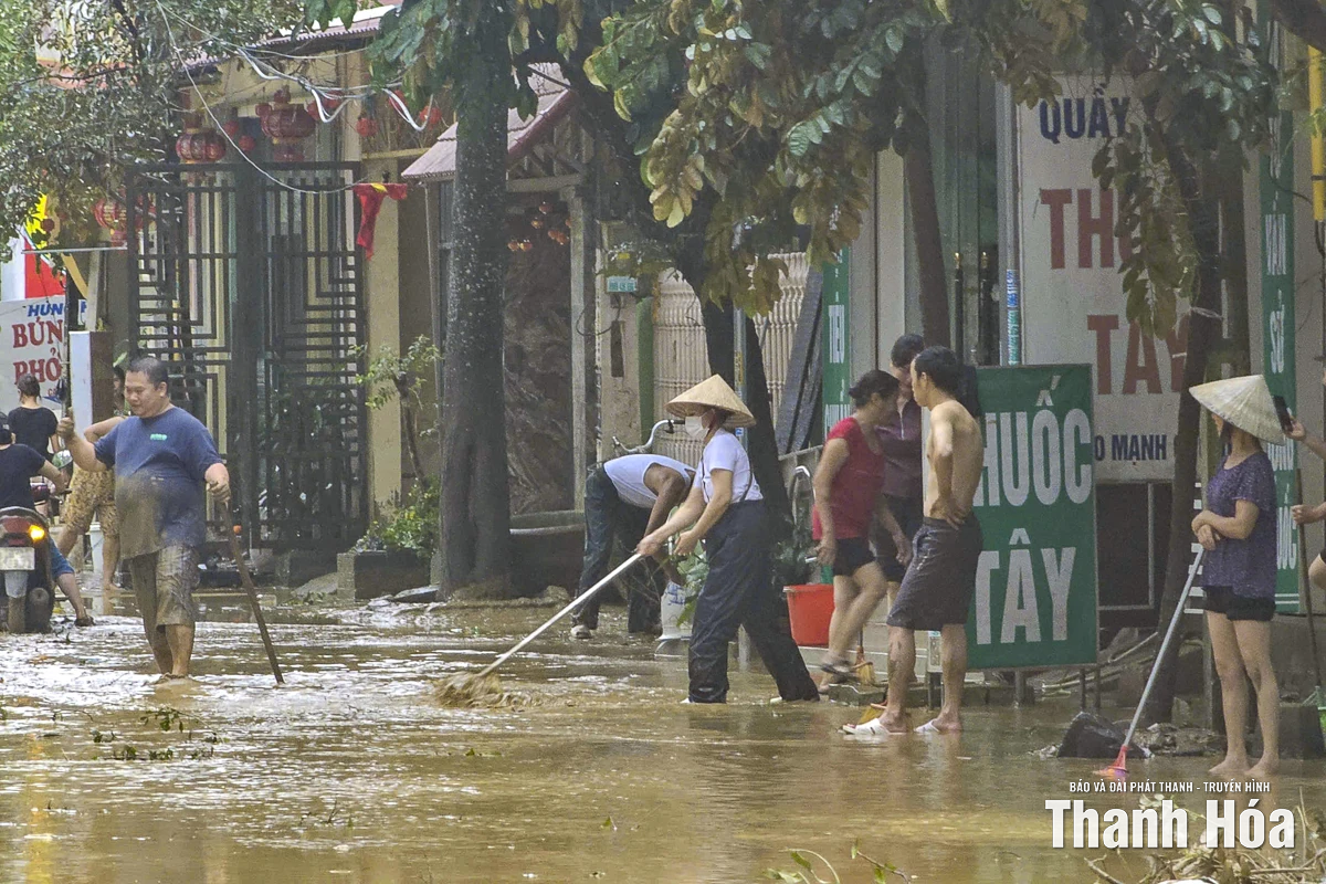 Người dân Phong Ý (Cẩm Thủy) dọn dẹp bùn đất sau lũ, nhanh chóng ổn định cuộc sống