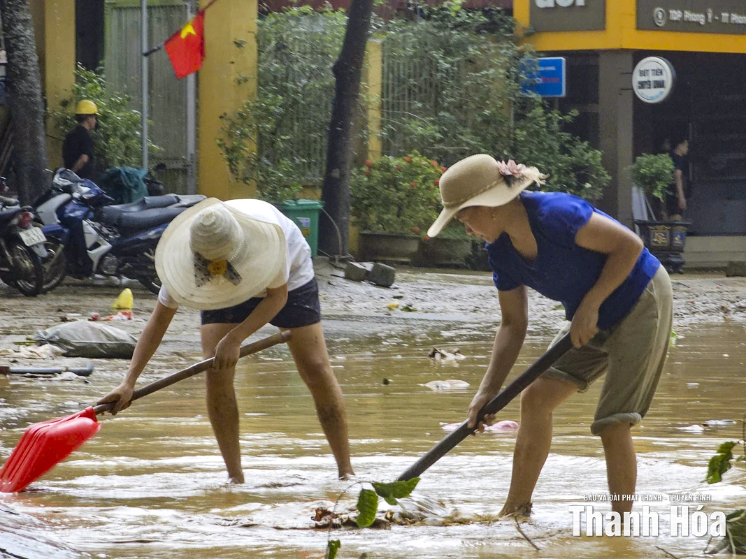 Người dân Phong Ý (Cẩm Thủy) dọn dẹp bùn đất sau lũ, nhanh chóng ổn định cuộc sống
