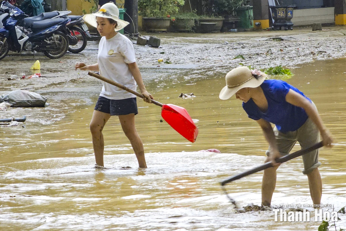 Người dân Phong Ý (Cẩm Thủy) dọn dẹp bùn đất sau lũ, nhanh chóng ổn định cuộc sống