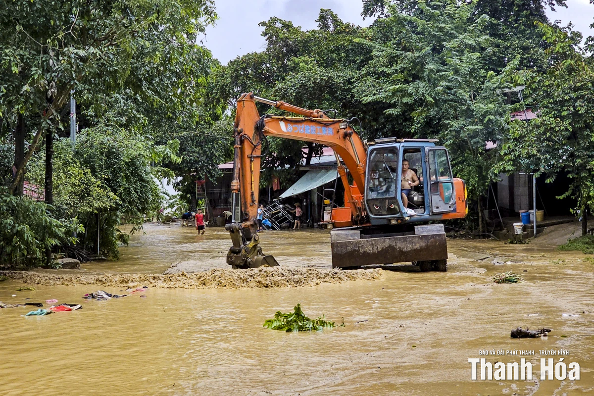 Người dân Phong Ý (Cẩm Thủy) dọn dẹp bùn đất sau lũ, nhanh chóng ổn định cuộc sống