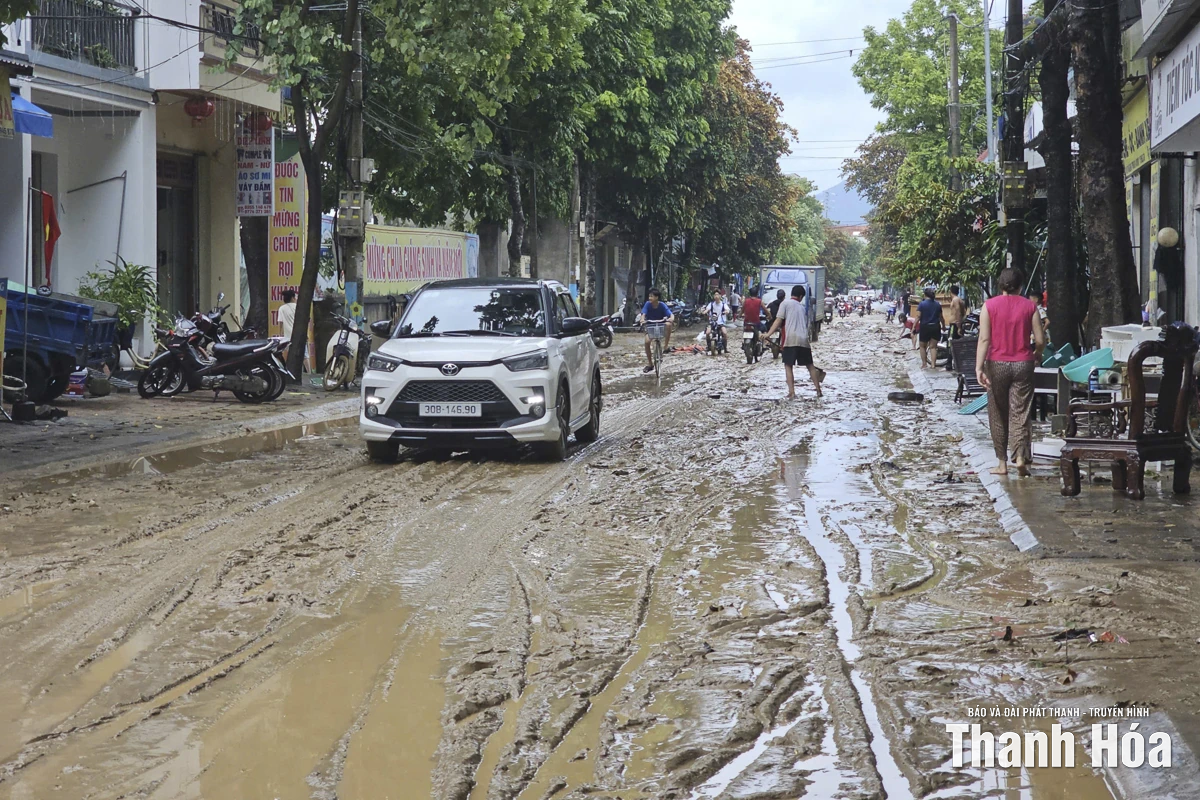 Người dân Phong Ý (Cẩm Thủy) dọn dẹp bùn đất sau lũ, nhanh chóng ổn định cuộc sống