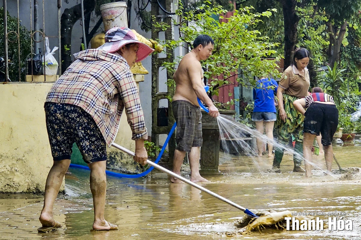 Người dân Phong Ý (Cẩm Thủy) dọn dẹp bùn đất sau lũ, nhanh chóng ổn định cuộc sống