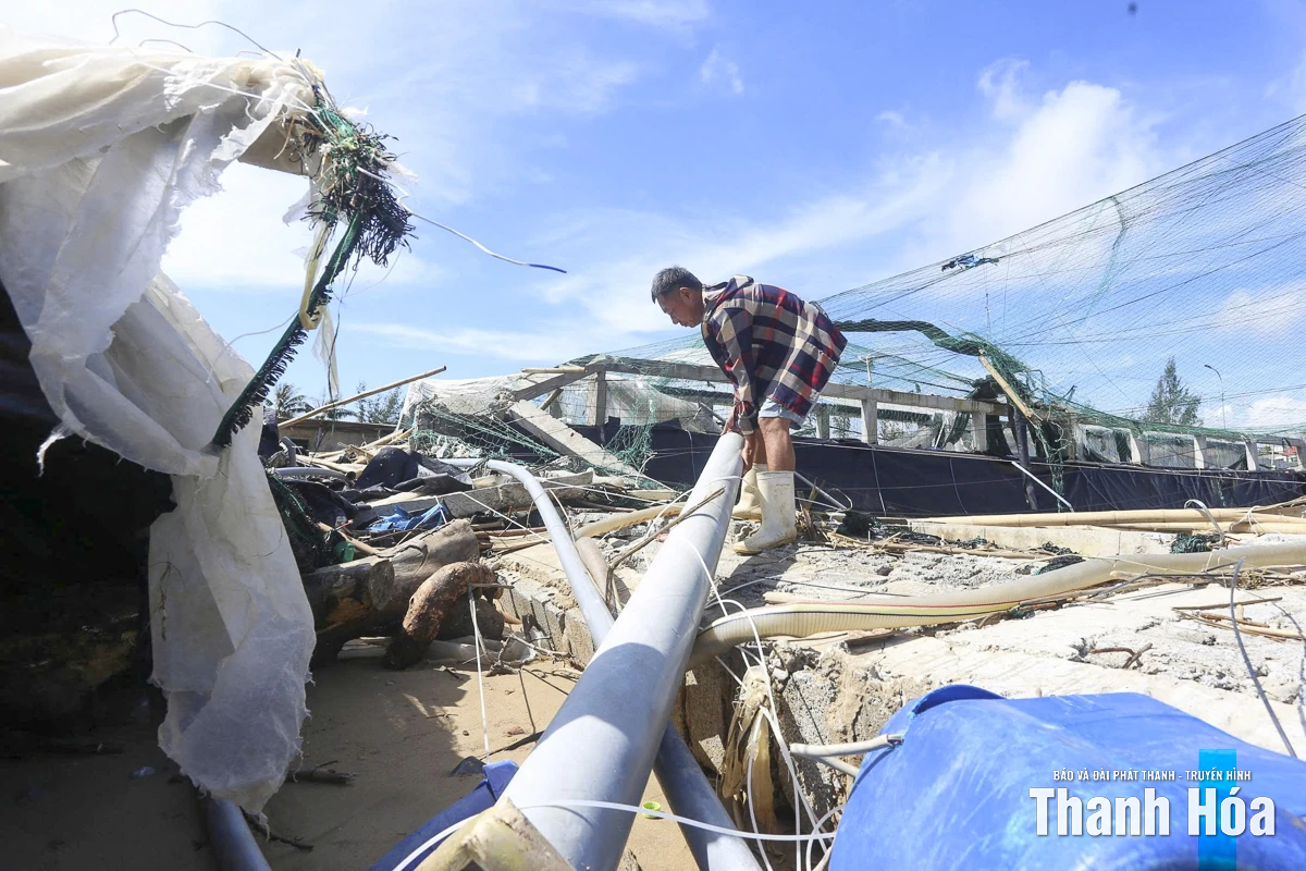 Người dân ven biển Thanh Hóa khẩn trương khắc phục hậu quả sau bão