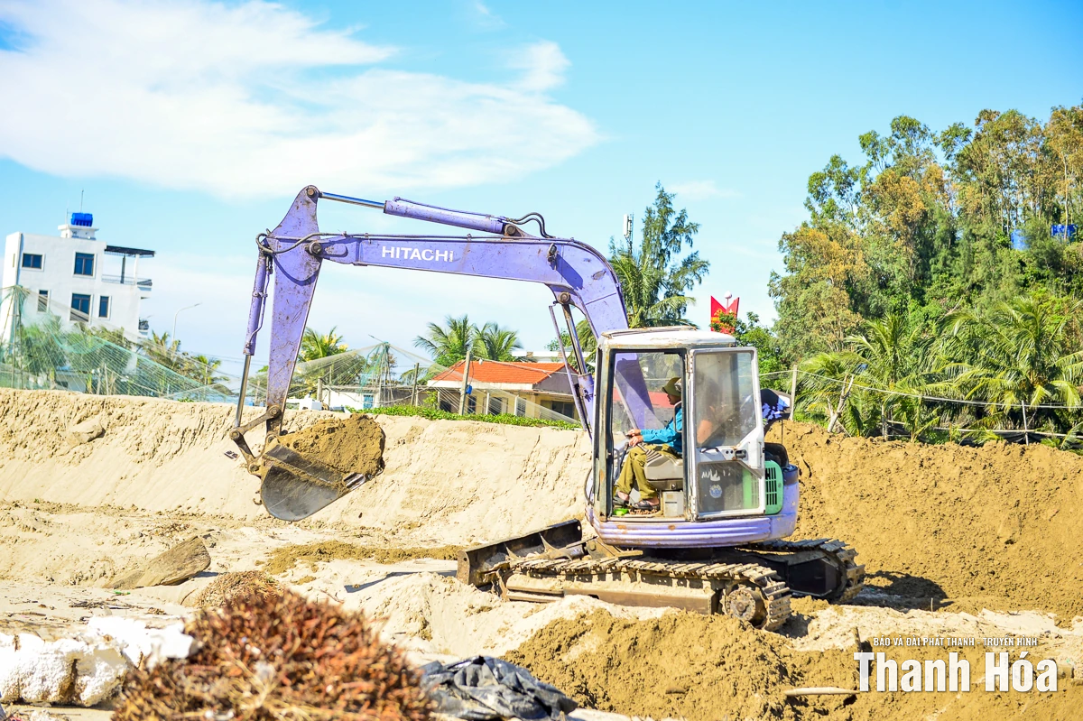 Người dân ven biển Thanh Hóa khẩn trương khắc phục hậu quả sau bão