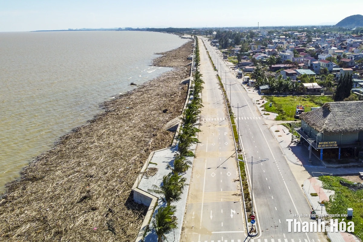 Người dân ven biển Thanh Hóa khẩn trương khắc phục hậu quả sau bão