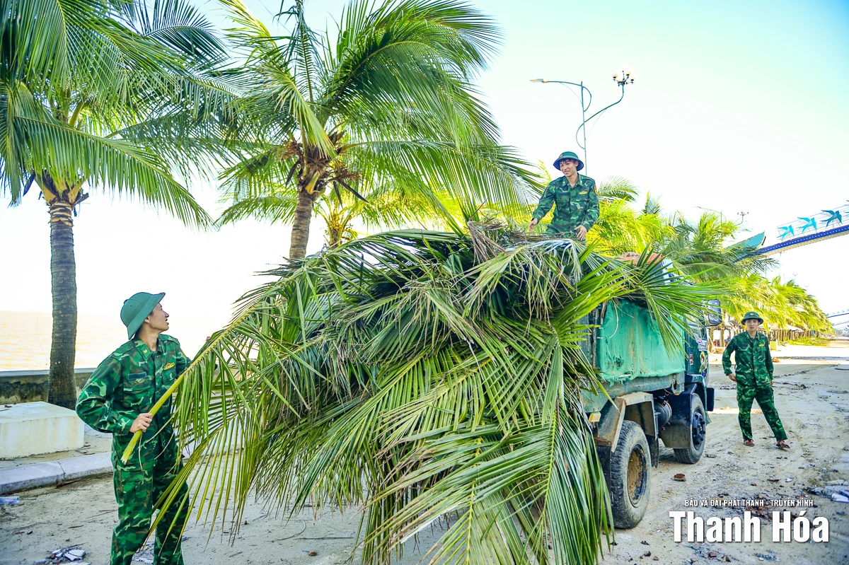 Người dân ven biển Thanh Hóa khẩn trương khắc phục hậu quả sau bão