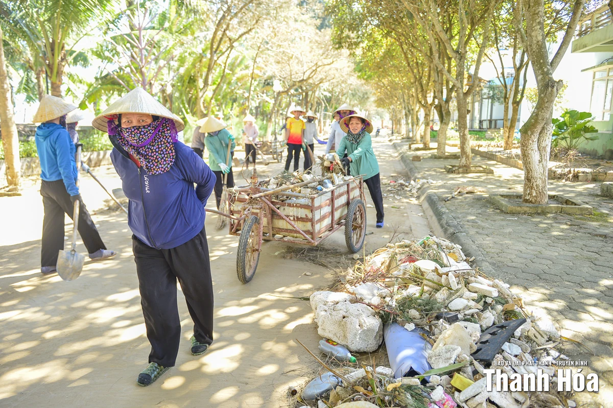 Người dân ven biển Thanh Hóa khẩn trương khắc phục hậu quả sau bão