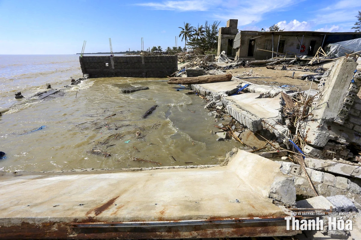 Nông dân nuôi tôm lao đao sau bão