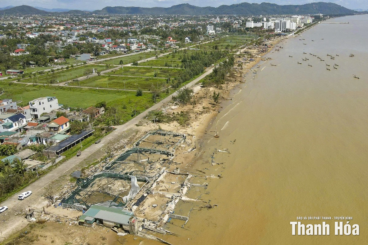 Nông dân nuôi tôm lao đao sau bão