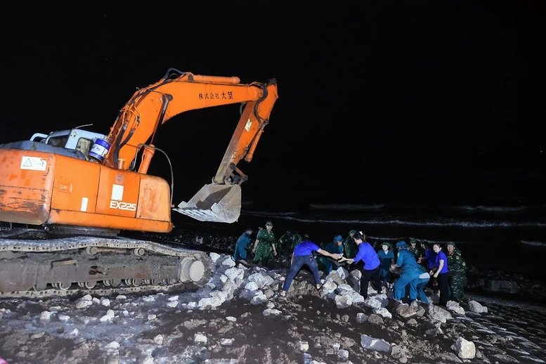 Thủ tướng viếng những người thiệt mạng, thăm hỏi người dân bị thiệt hại do lốc xoáy tại Ninh Bình