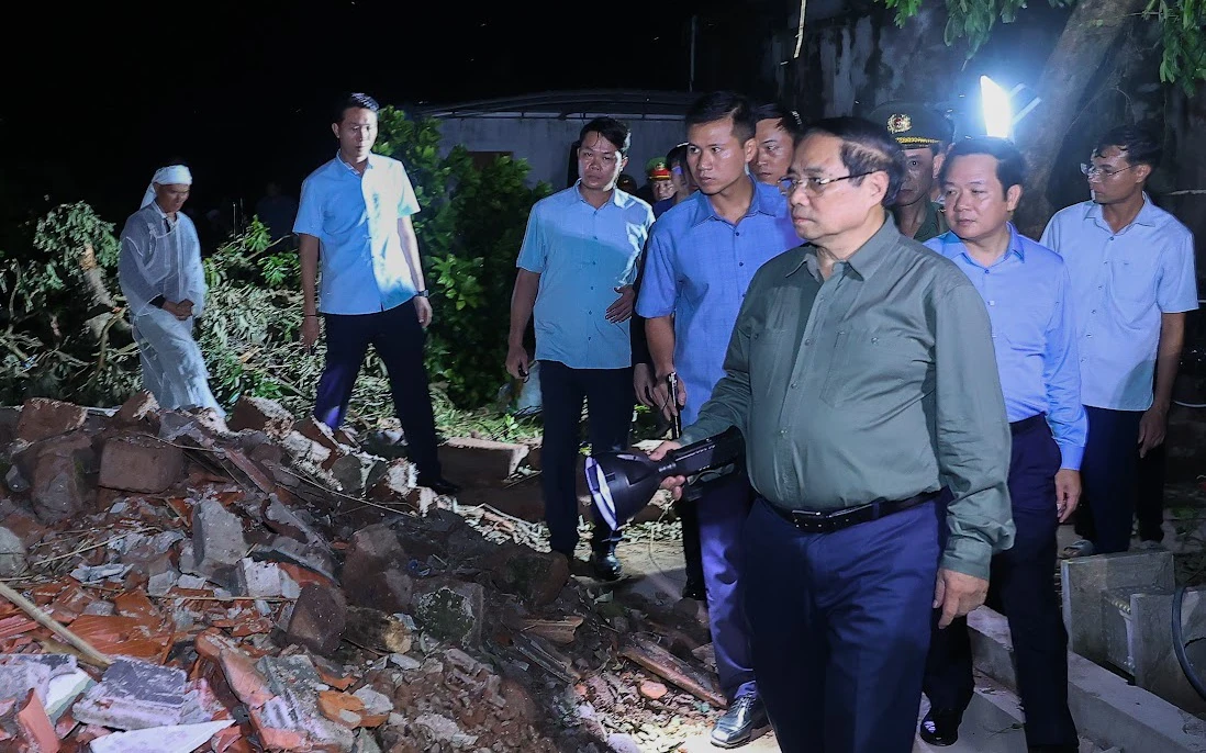 Thủ tướng viếng những người thiệt mạng, thăm hỏi người dân bị thiệt hại do lốc xoáy tại Ninh Bình