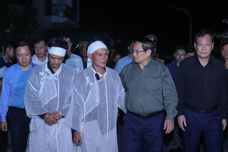 Thủ tướng viếng những người thiệt mạng, thăm hỏi người dân bị thiệt hại do lốc xoáy tại Ninh Bình