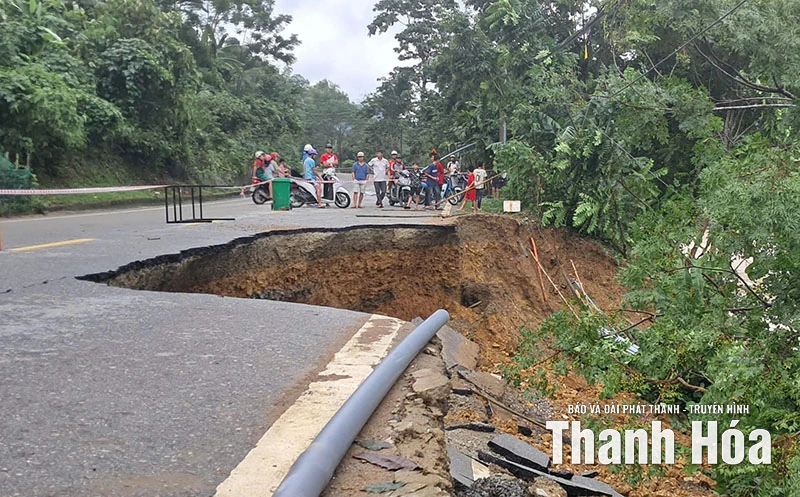 Taluy âm tại km 128+500 quốc lộ 217 xã Trung Hạ sạt lở nghiêm trọng