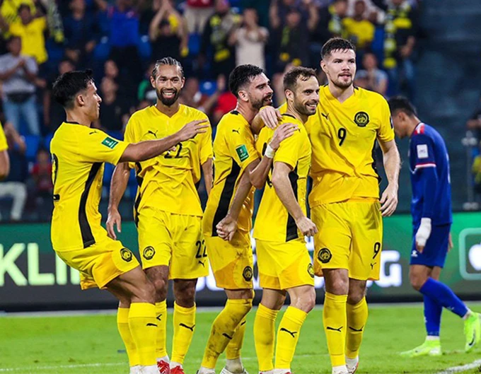 HAGL bỏ lỡ chiến thắng vì hỏng penalty; Amorim lo mất ghế ở MU