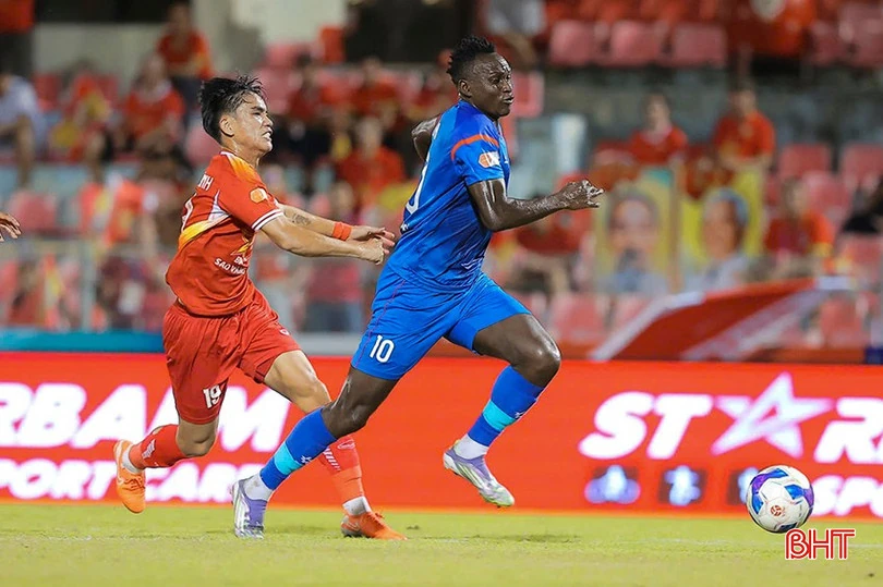 HAGL bỏ lỡ chiến thắng vì hỏng penalty; Amorim lo mất ghế ở MU