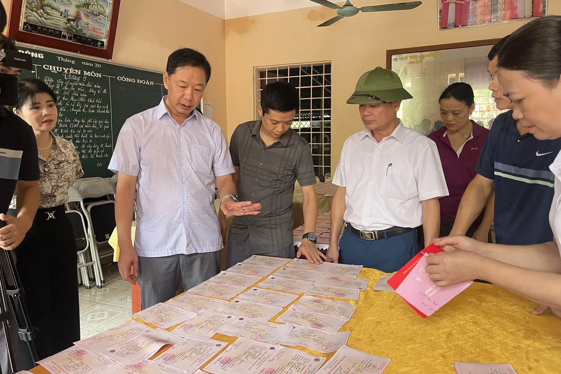 Hơn 100 cơ sở giáo dục bị ảnh hưởng do bão số 10