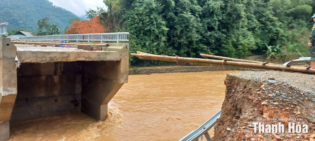 Hàng trăm hộ dân ở Bát Mọt vẫn đang bị cô lập do mưa lũ