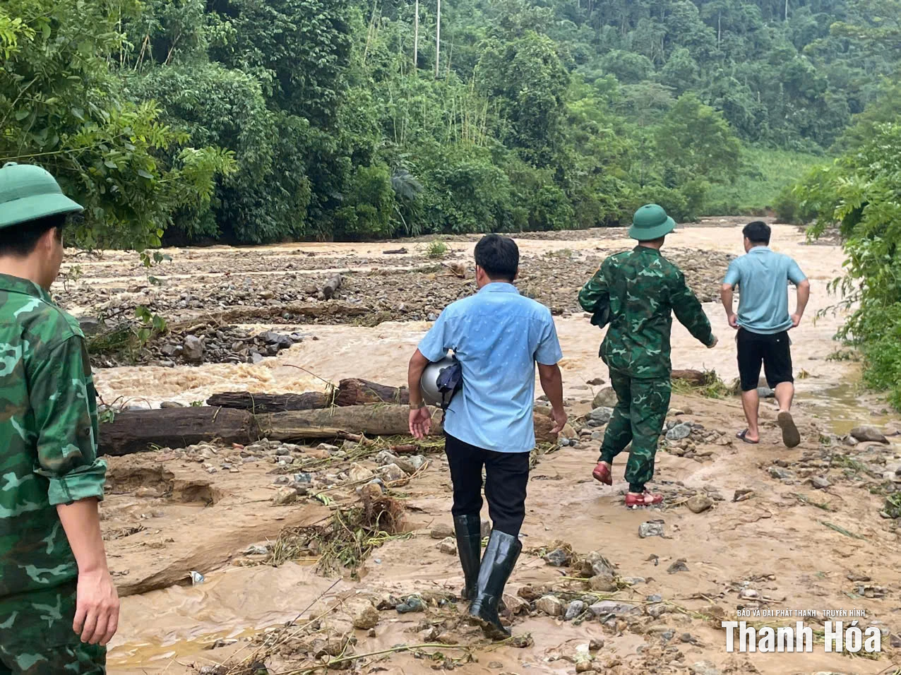 Hàng trăm hộ dân ở Bát Mọt vẫn đang bị cô lập do mưa lũ