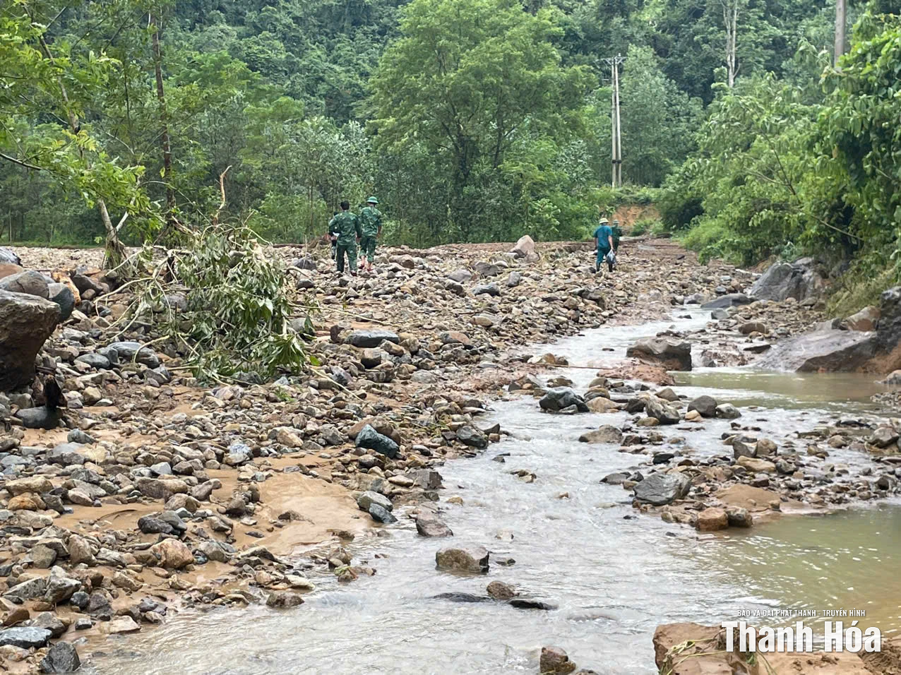 Hàng trăm hộ dân ở Bát Mọt vẫn đang bị cô lập do mưa lũ