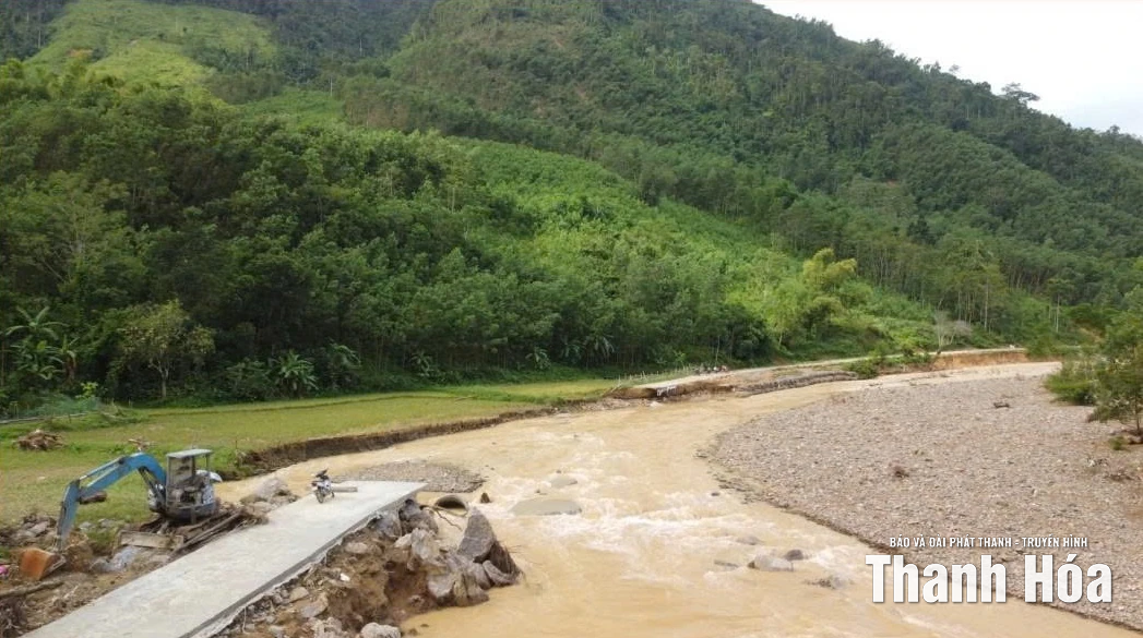 Hàng trăm hộ dân ở Bát Mọt vẫn đang bị cô lập do mưa lũ