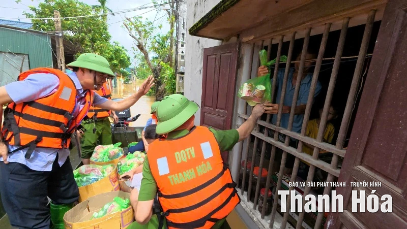 Nghĩa tình trong mưa lũ