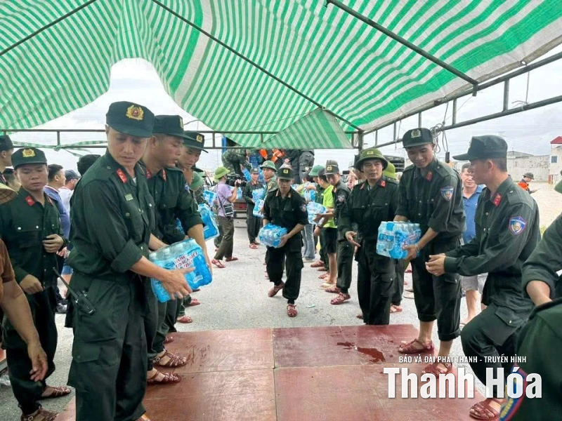 Nghĩa tình trong mưa lũ