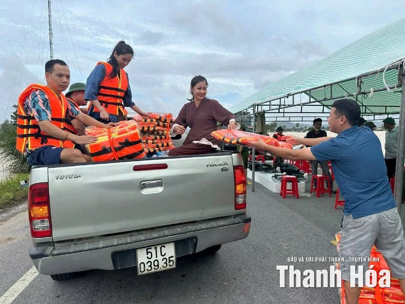 Nghĩa tình trong mưa lũ