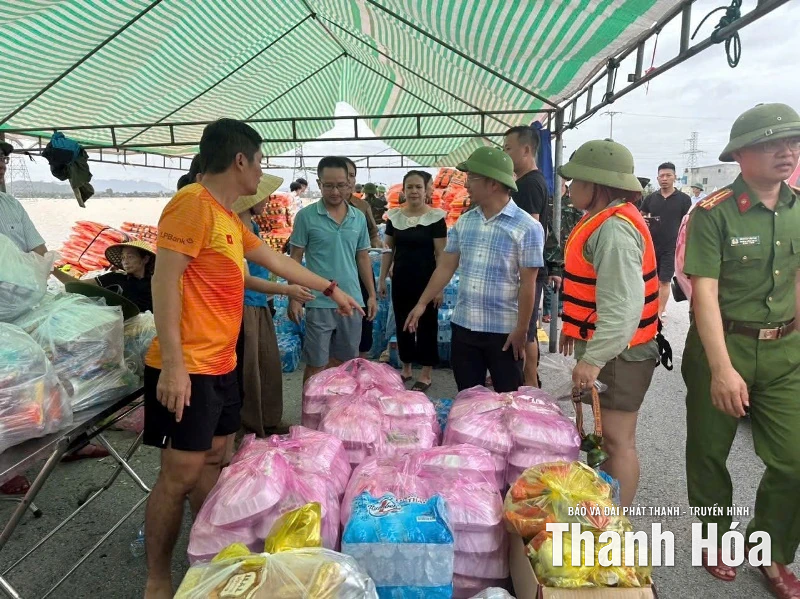 Nghĩa tình trong mưa lũ