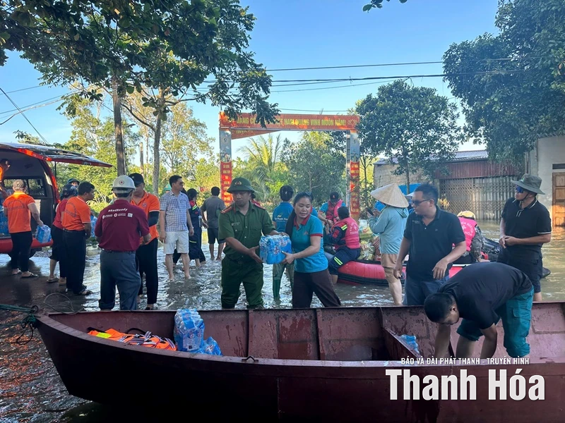 Kịp thời trao nhu yếu phẩm thiết yếu đến Nhân dân vùng lũ