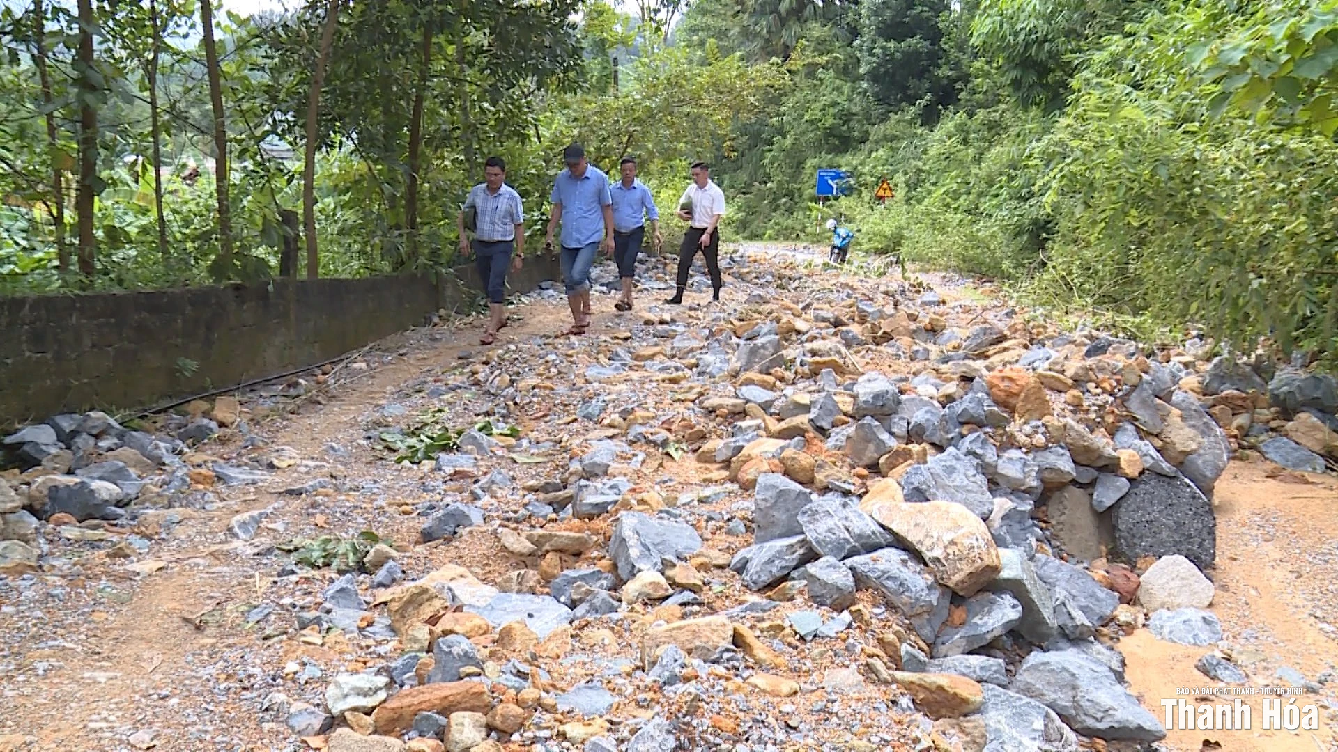 Đường liên xã Xuân Chinh - Thắng Lộc nát tươm sau bão số 10