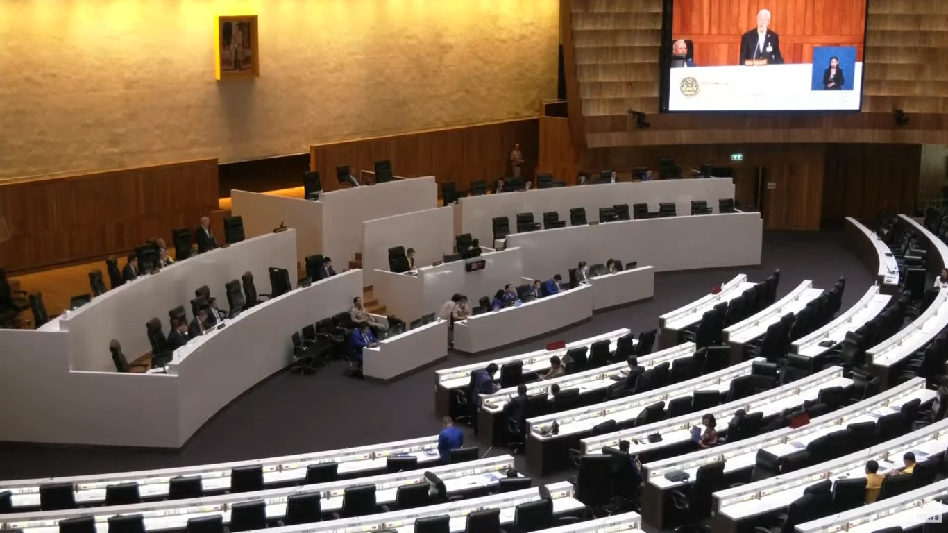 Thủ tướng Thái Lan trình bày chính sách kinh tế và thỏa thuận với Campuchia