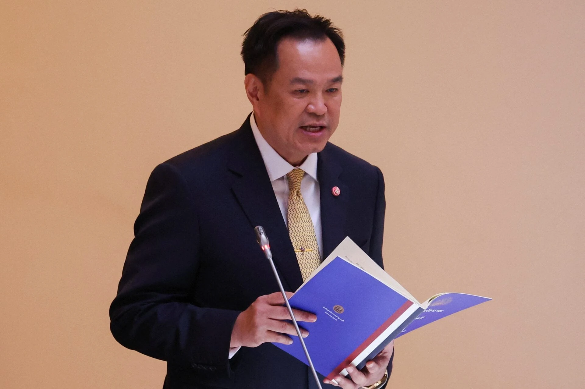 Thủ tướng Thái Lan trình bày chính sách kinh tế và thỏa thuận với Campuchia