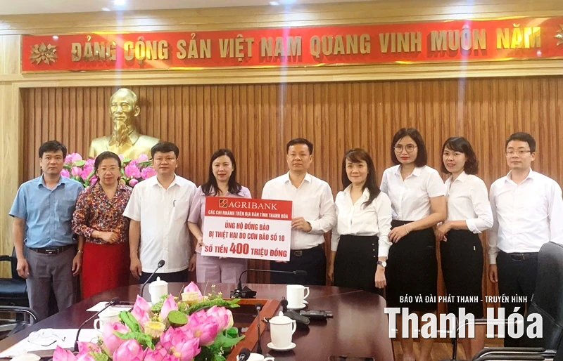 Các chi nhánh Ngân hàng Agribank trên địa bàn tỉnh Thanh Hóa ủng hộ 400 triệu đồng khắc phục hậu quả mưa lũ