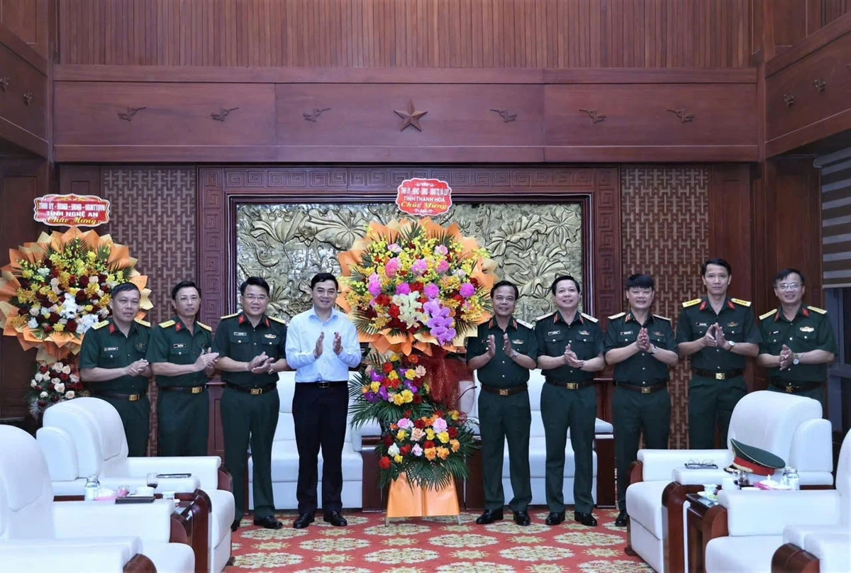 Chủ tịch UBND tỉnh Nguyễn Hoài Anh chúc mừng Bộ Tư lệnh Quân khu 4 nhân ngày truyền thống