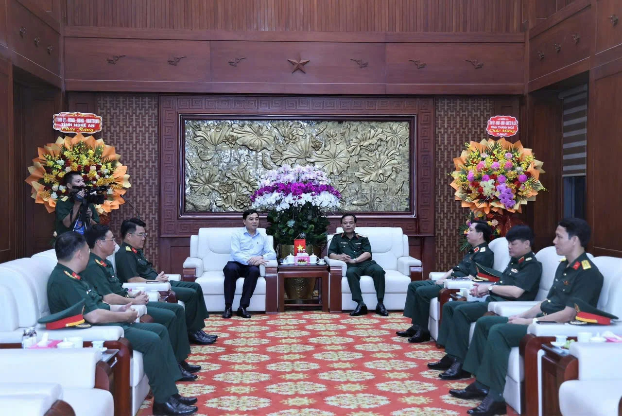 Chủ tịch UBND tỉnh Nguyễn Hoài Anh chúc mừng Bộ Tư lệnh Quân khu 4 nhân ngày truyền thống