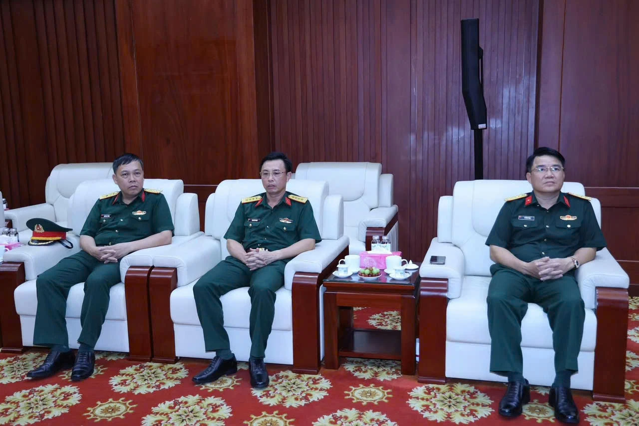 Chủ tịch UBND tỉnh Nguyễn Hoài Anh chúc mừng Bộ Tư lệnh Quân khu 4 nhân ngày truyền thống