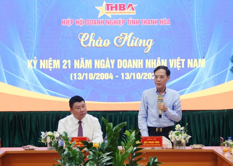 Phó Chủ tịch UBND tỉnh Đầu Thanh Tùng chúc mừng các đơn vị nhân Ngày Doanh nhân Việt Nam 13/10