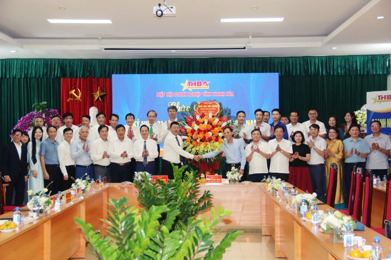 Phó Chủ tịch UBND tỉnh Đầu Thanh Tùng chúc mừng các đơn vị nhân Ngày Doanh nhân Việt Nam 13/10