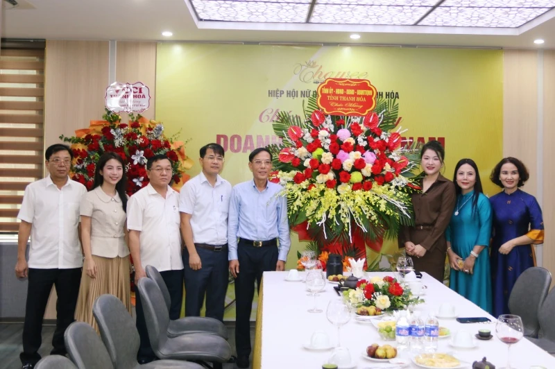 Phó Chủ tịch UBND tỉnh Đầu Thanh Tùng chúc mừng các đơn vị nhân Ngày Doanh nhân Việt Nam 13/10