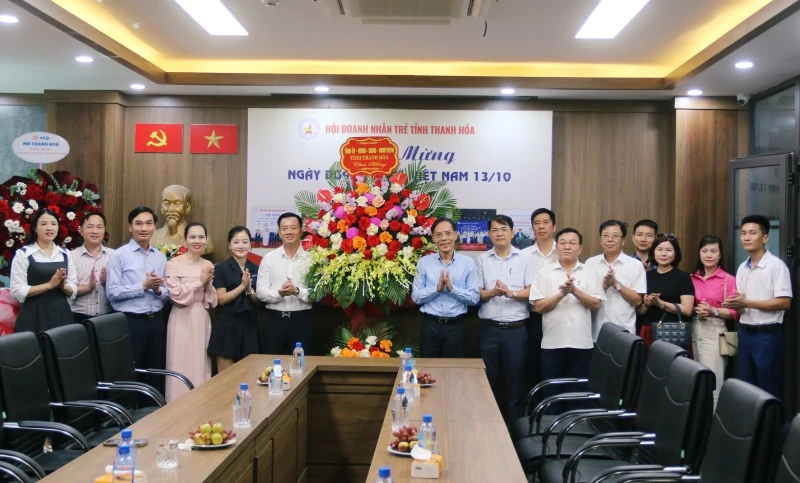 Phó Chủ tịch UBND tỉnh Đầu Thanh Tùng chúc mừng các đơn vị nhân Ngày Doanh nhân Việt Nam 13/10