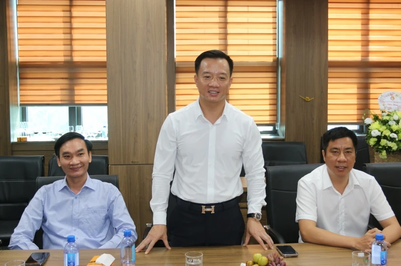 Phó Chủ tịch UBND tỉnh Đầu Thanh Tùng chúc mừng các đơn vị nhân Ngày Doanh nhân Việt Nam 13/10