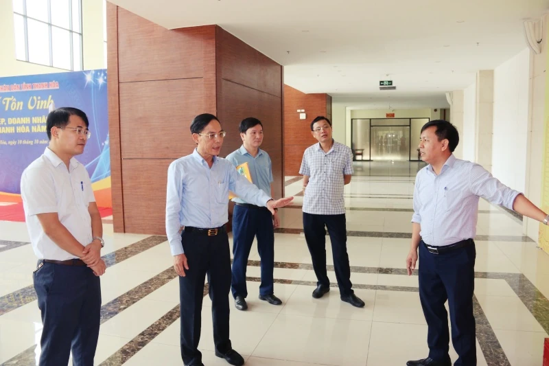 Phó Chủ tịch UBND tỉnh Đầu Thanh Tùng chúc mừng các đơn vị nhân Ngày Doanh nhân Việt Nam 13/10