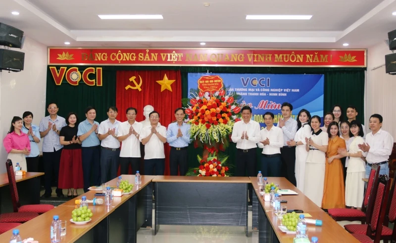 Phó Chủ tịch UBND tỉnh Đầu Thanh Tùng chúc mừng các đơn vị nhân Ngày Doanh nhân Việt Nam 13/10